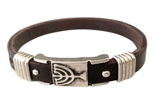  [[Black leather bracelet with a silver plated menorah symbol///Bracelet en cuir noir avec un symbole de la menorah en métal argenté]]