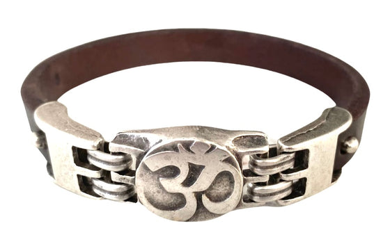[[Black leather bracelet with a silver plated OM symbol///Bracelet en cuir noir avec un symbole OM en métal argenté]]