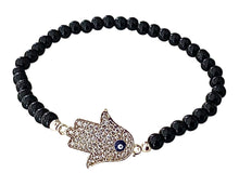  [[Black bead bracelet with a silver color hamsa symbol///Bracelet de perles noires avec un symbole hamsa de couleur argentée]]