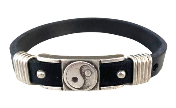 [[Black leather bracelet with a silver plated yin yang symbol///Bracelet en cuir noir avec un symbole yin yang en métal argenté]]