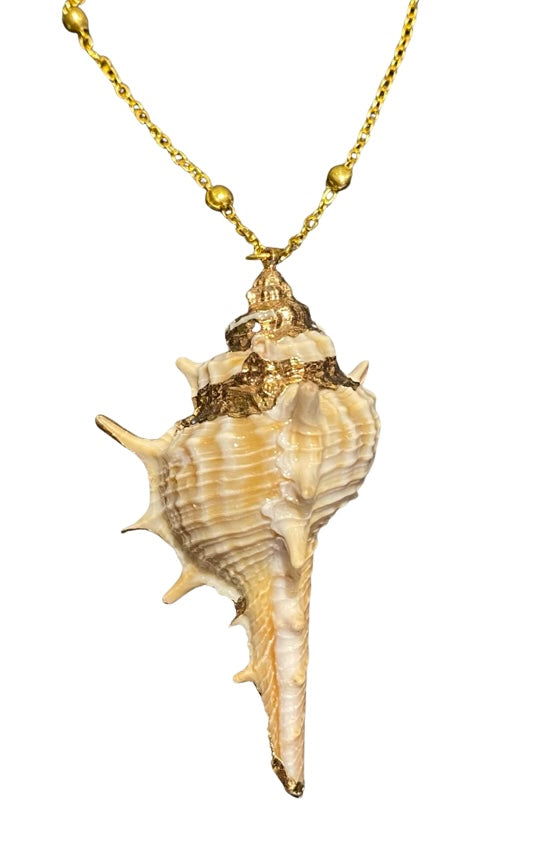 [[Shell pendant with touches of gold///Pendentif en forme de coquillage avec des touches d'or]]