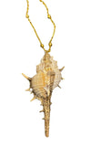 [[Shell pendant with touches of gold///Pendentif en forme de coquillage avec des touches d'or]]