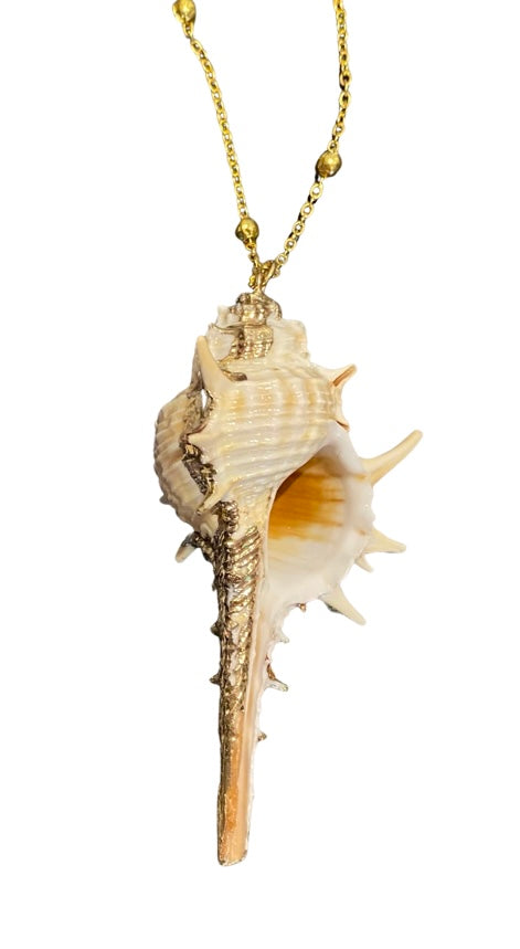 [[Shell pendant with touches of gold///Pendentif en forme de coquillage avec des touches d'or]]