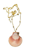 [[Shell pendant with touches of gold///Pendentif en forme de coquillage avec des touches d'or]]