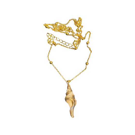 [[Shell pendant with touches of gold///Pendentif en forme de coquillage avec des touches d'or]]