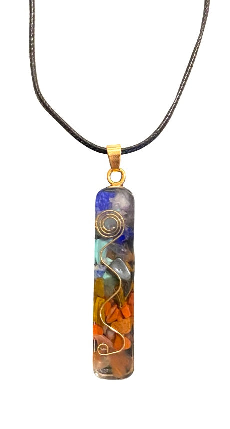 [[7 chakra healing stone pendant///Pendentif en pierre de guérison à 7 chakras]]