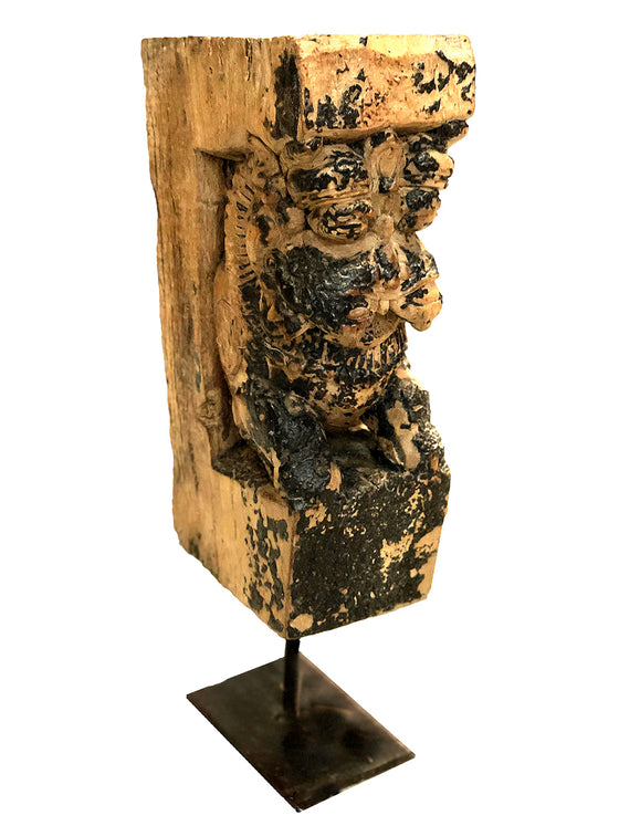 [[Antique lion sculpture on stand///Ancienne sculpture de lion sur socle]]