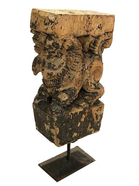 [[Antique lion sculpture on stand///Ancienne sculpture de lion sur socle]]