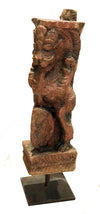 [[Antique red lion sculpture on stand///Ancienne sculpture de lion sur socle]]
