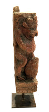 [[Antique red lion sculpture on stand///Ancienne sculpture de lion sur socle]]