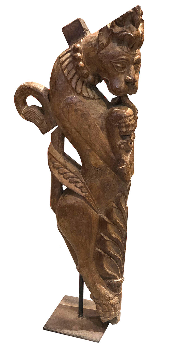 [[Antique lion sculpture on stand///Ancienne sculpture de lion sur socle]]