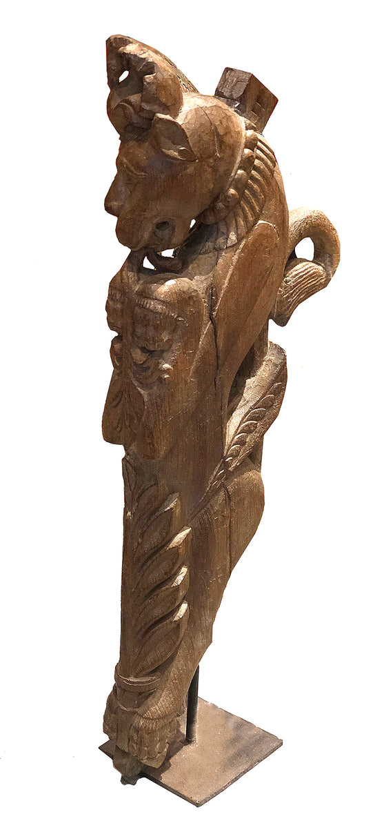 [[Antique lion sculpture on stand///Ancienne sculpture de lion sur socle]]