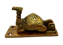  [[Camel brass door knocker///Heurtoir de porte en laiton en forme de chameau]]