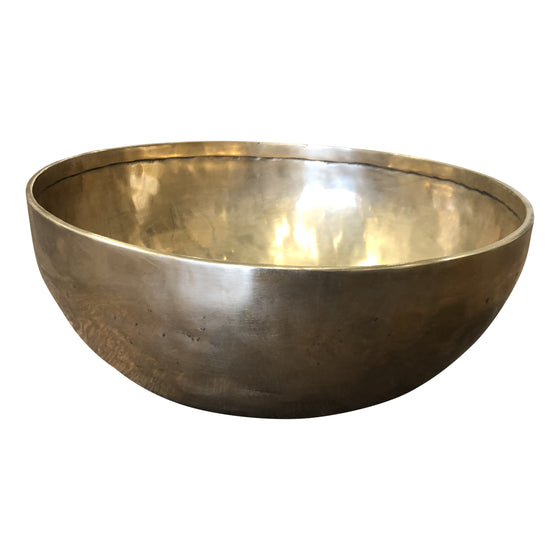 [[Oversized hand forged brass Bengali singing bowl///Bol chantant bengali très grand en laiton forgé à la main]]
