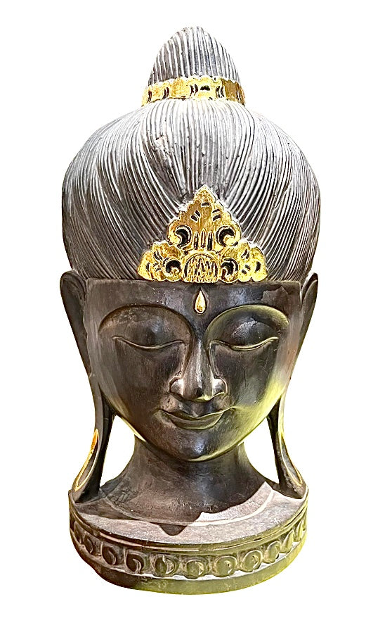 [[Wooden buddha statue///Statue en bois de Bouddha]]
