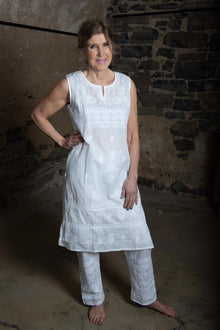  [[Long sleeveless hand embroidered tunic///Tunique longue sans manche brodé à la main]]