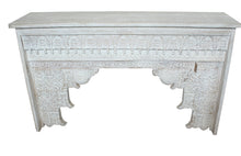  [[Whitewashed decorative side table///Table d'appoint décorative blanchie à la chaux]]