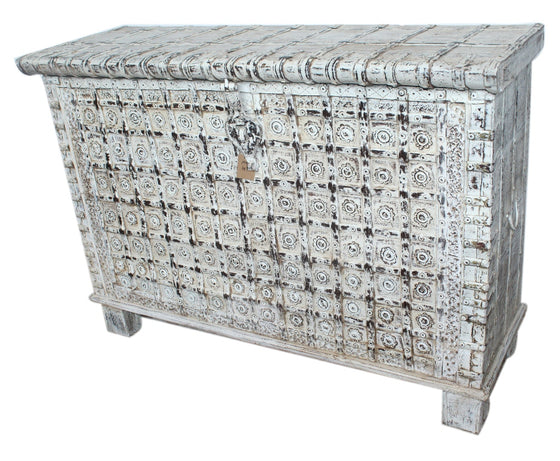 [[Whitewashed Pitara chest///Coffre Pitara blanchie à la chaux]]