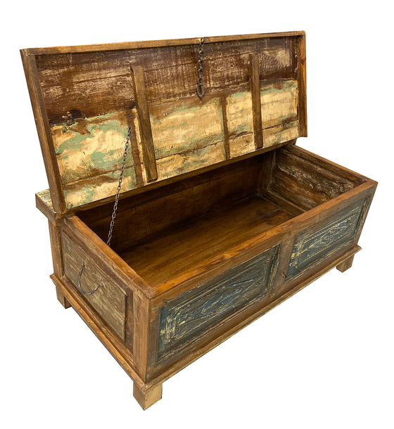 [[Reclaimed wood chest with hand carved panels///Coffre en bois récupéré avec panneaux sculptés à la main]]