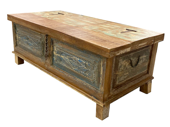 [[Reclaimed wood chest with hand carved panels///Coffre en bois récupéré avec panneaux sculptés à la main]]