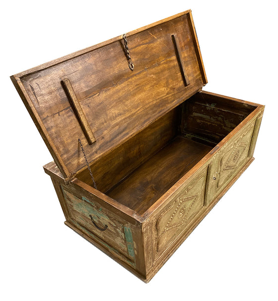 [[Reclaimed wood chest with hand carved panels///Coffre en bois récupéré avec panneaux sculptés à la main]]