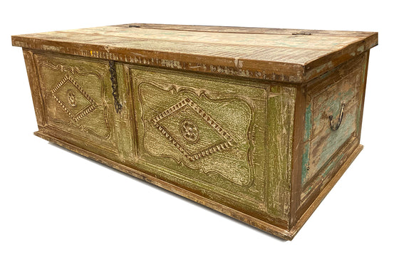 [[Reclaimed wood chest with hand carved panels///Coffre en bois récupéré avec panneaux sculptés à la main]]