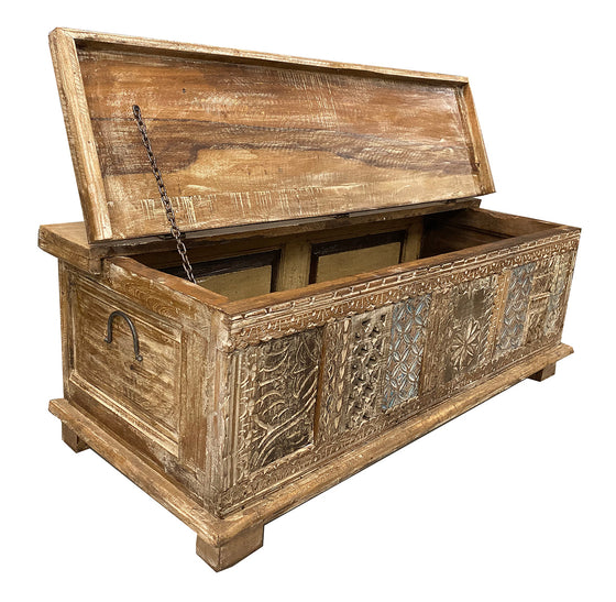 [[Reclaimed wood chest with hand carved panels///Coffre en bois récupéré avec panneaux sculptés à la main]]