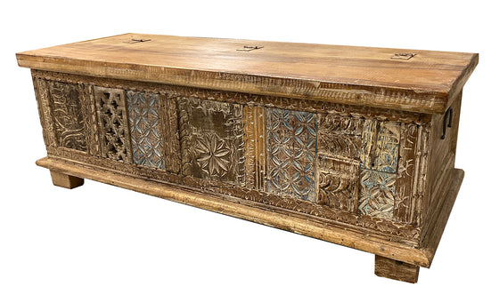 [[Reclaimed wood chest with hand carved panels///Coffre en bois récupéré avec panneaux sculptés à la main]]