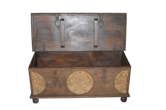 [[Indian vintage chest with ornamental carving and brass accents///Commode indienne vintage avec sculpture ornementale et accents en laiton]]