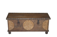  [[Indian vintage chest with ornamental carving and brass accents///Commode indienne vintage avec sculpture ornementale et accents en laiton]]