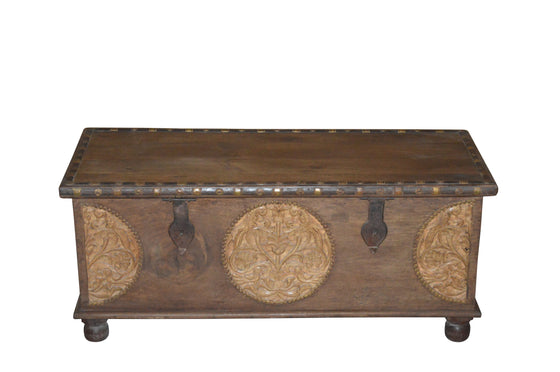 [[Indian vintage chest with ornamental carving and brass accents///Commode indienne vintage avec sculpture ornementale et accents en laiton]]
