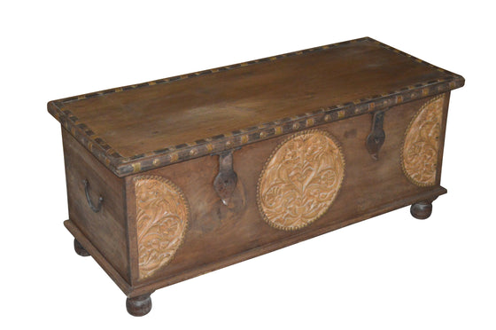 [[Indian vintage chest with ornamental carving and brass accents///Commode indienne vintage avec sculpture ornementale et accents en laiton]]