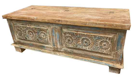 [[Reclaimed wood chest with hand carved panels///Coffre en bois récupéré avec panneaux sculptés à la main]]
