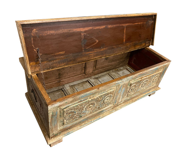 [[Reclaimed wood chest with hand carved panels///Coffre en bois récupéré avec panneaux sculptés à la main]]