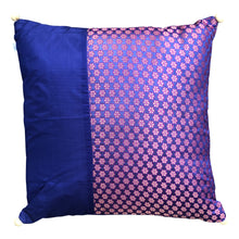  [[Silk and brocade cushion with pompoms///Coussin en soie et brocart avec pompons]]