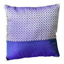  [[Silk and brocade cushion with pompoms///Coussin en soie et brocart avec pompons]]