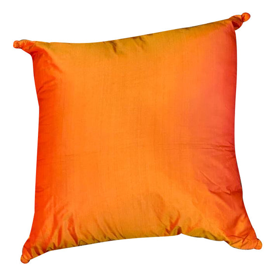 [[Plain silk cushion with pompoms///Coussin en soie unie avec pompons]]