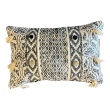  [[Cotton cushion with embroidery///Coussin en cotton avec broderie]]