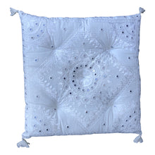  [[White square cushion with pompon///Coussin carré blanc avec pompon]]