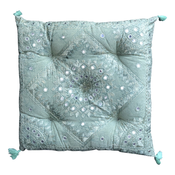[[Green square cushion with pompon///Coussin carré vert avec pompon]]