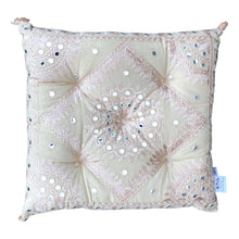  [[Beige square cushion with pompon///Coussin carré beige avec pompon]]