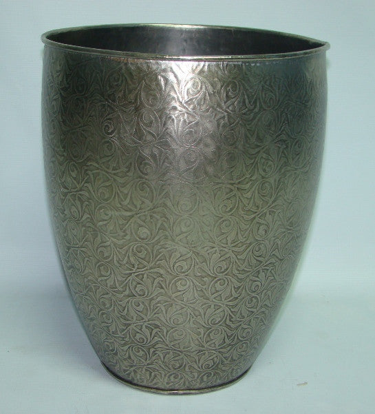 Decorative Iron Pot//Pot Décoratif en Fer