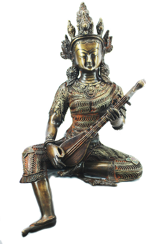 [[Filigran decorated brass Saraswati statue///Statue de Saraswati en laiton décorée de filigranes]]