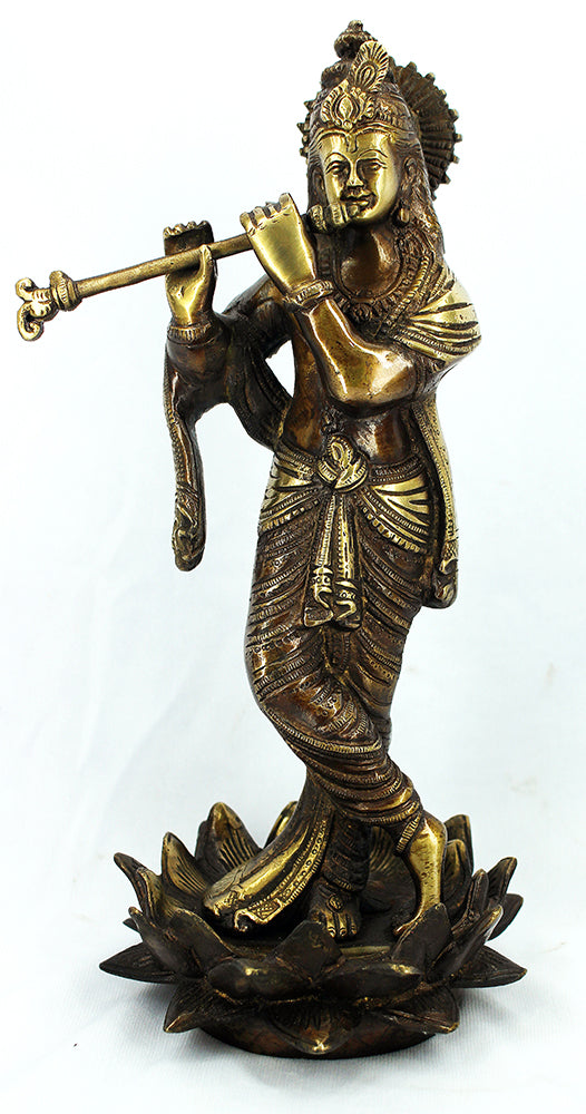 [[Brass Krishna on a lotus flower///Krishna en laiton sur une feuille de lotus]]