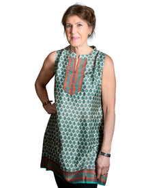  [[Daksha: Polysilk sleeveless tunic///Daksha : tunique sans manches en polyester et soie]]