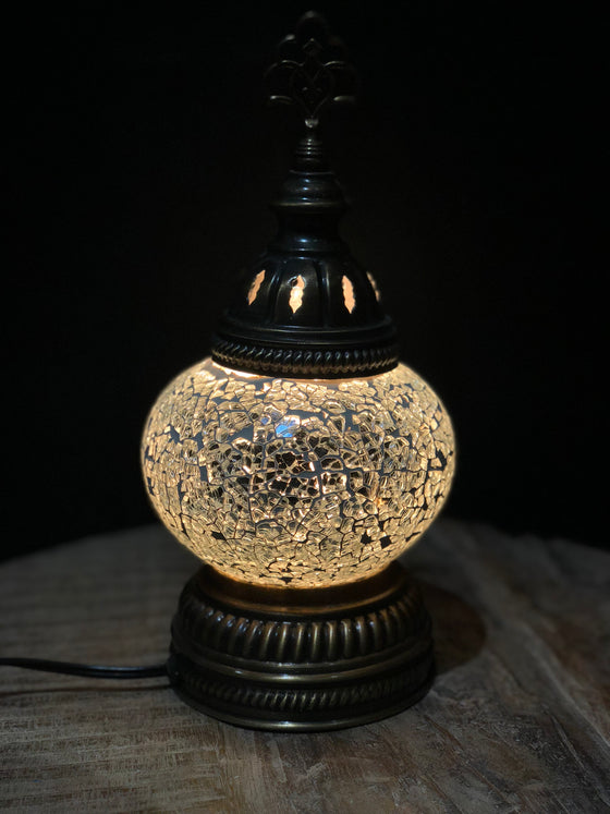 [[Cracked glass table lamp///Lampe de table en verre fissuré]]