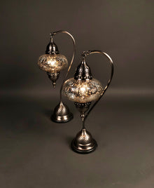  [[Large stained glass table lamp///Grande lampe de table en vitrail]]