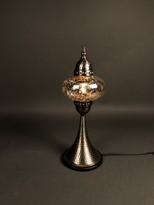  [[Stained glass table lamp with a hammered metal base///Lampe de table en vitrail avec une base en métal martelé]]