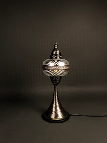  [[Metal table lamp with hammered base///Lampe de table en métal avec base martelée]]