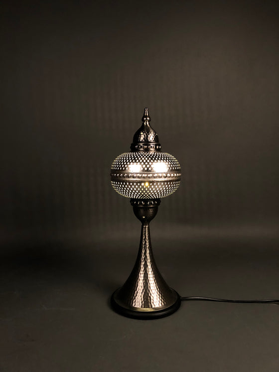 [[Metal table lamp with hammered base///Lampe de table en métal avec base martelée]]